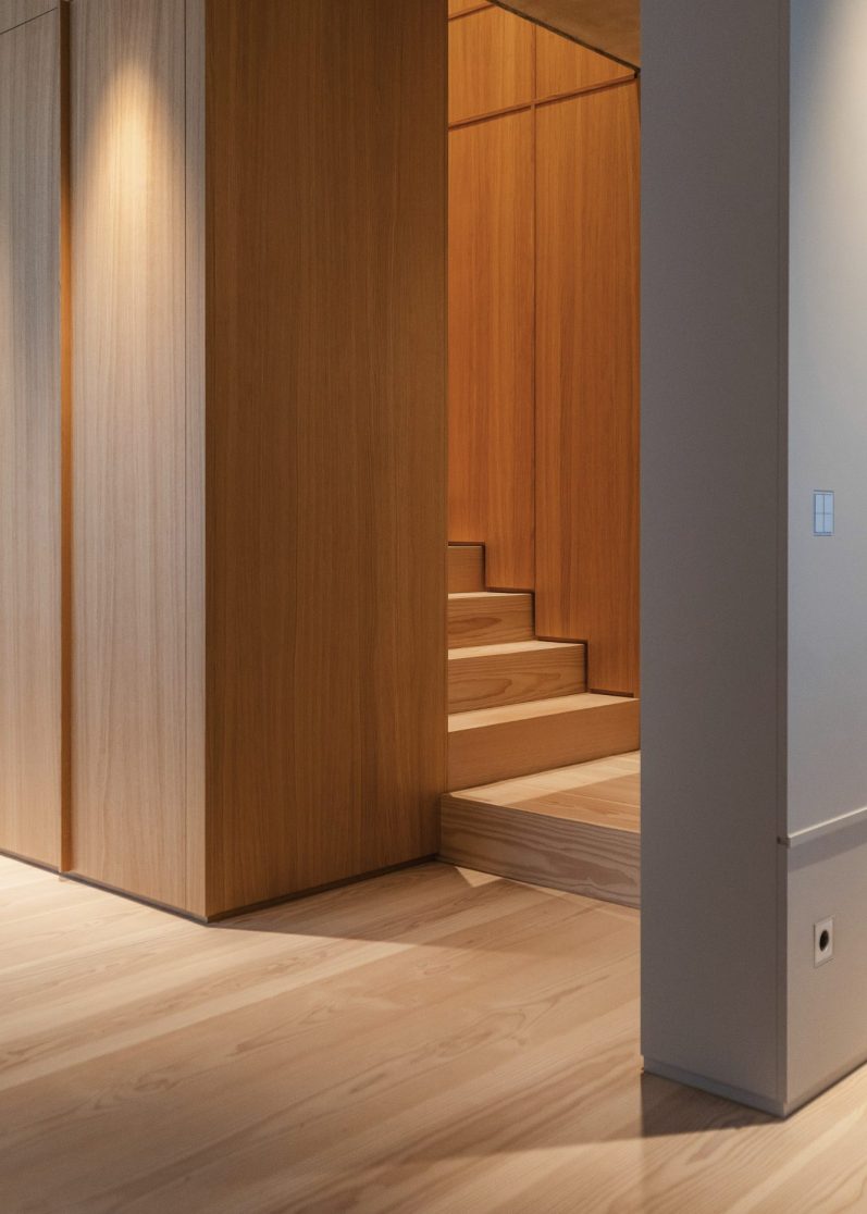 Garderobe in schwarz mit einem offenen Element in Eichenholz. Unten Schubläden.