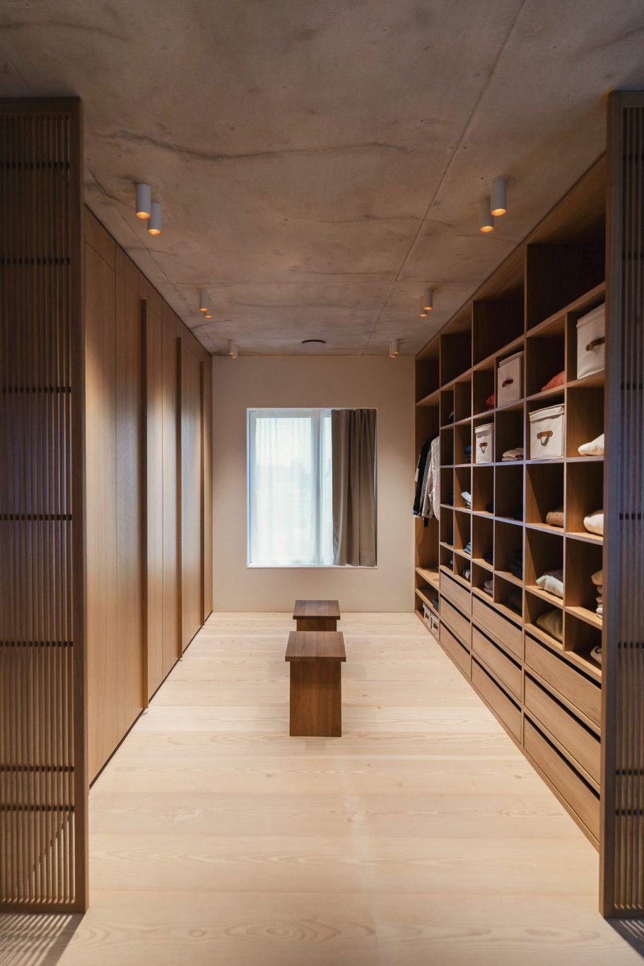 Garderobe in MDF Schwarz, lackiert. Innenraum Ausgekleidet in farbigen Wollfilz.